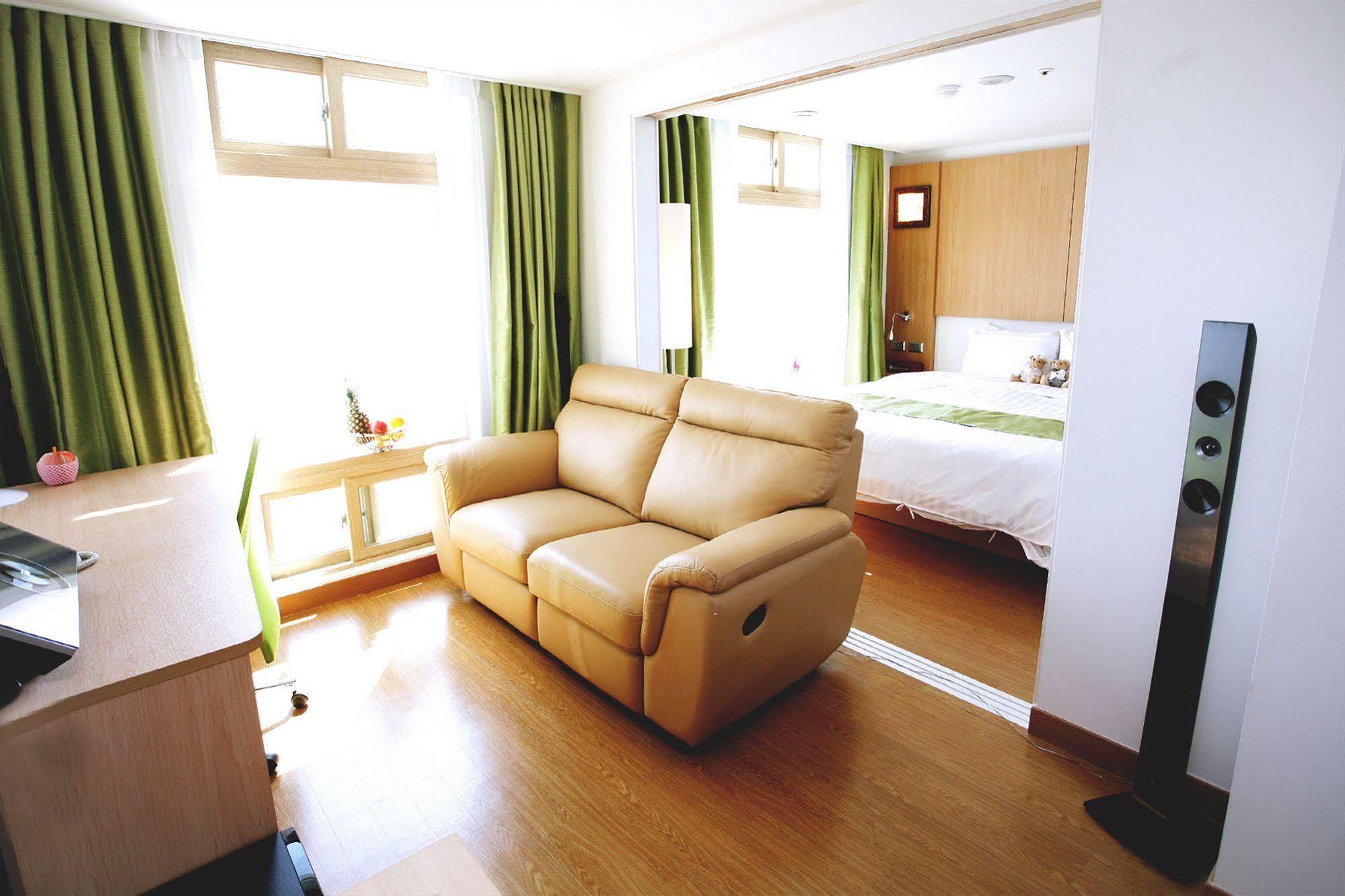 Gunsan Apple Tree Hotel Buitenkant foto